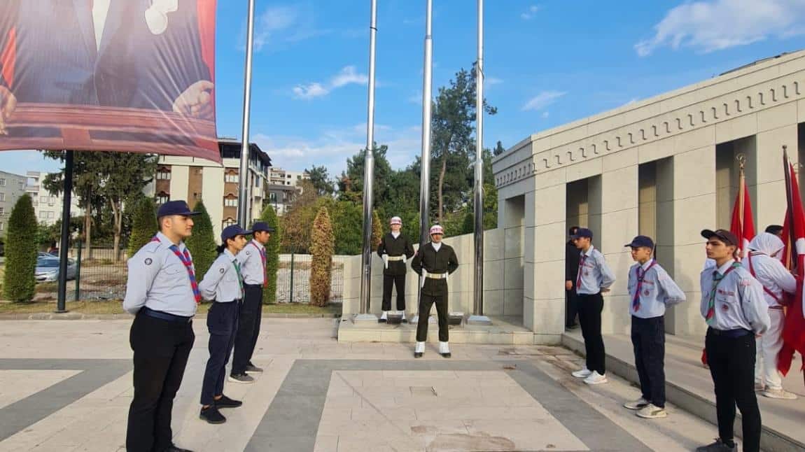 OKULUMUZ FATİH'İN TORUNLARI İZCİLERİ 10 KASIM ATATÜRK'Ü ANMA TÖRENİNDE